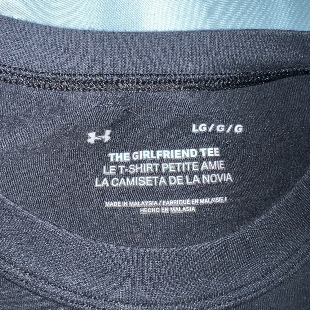 Large UNDER ARMOUR Tshirt.